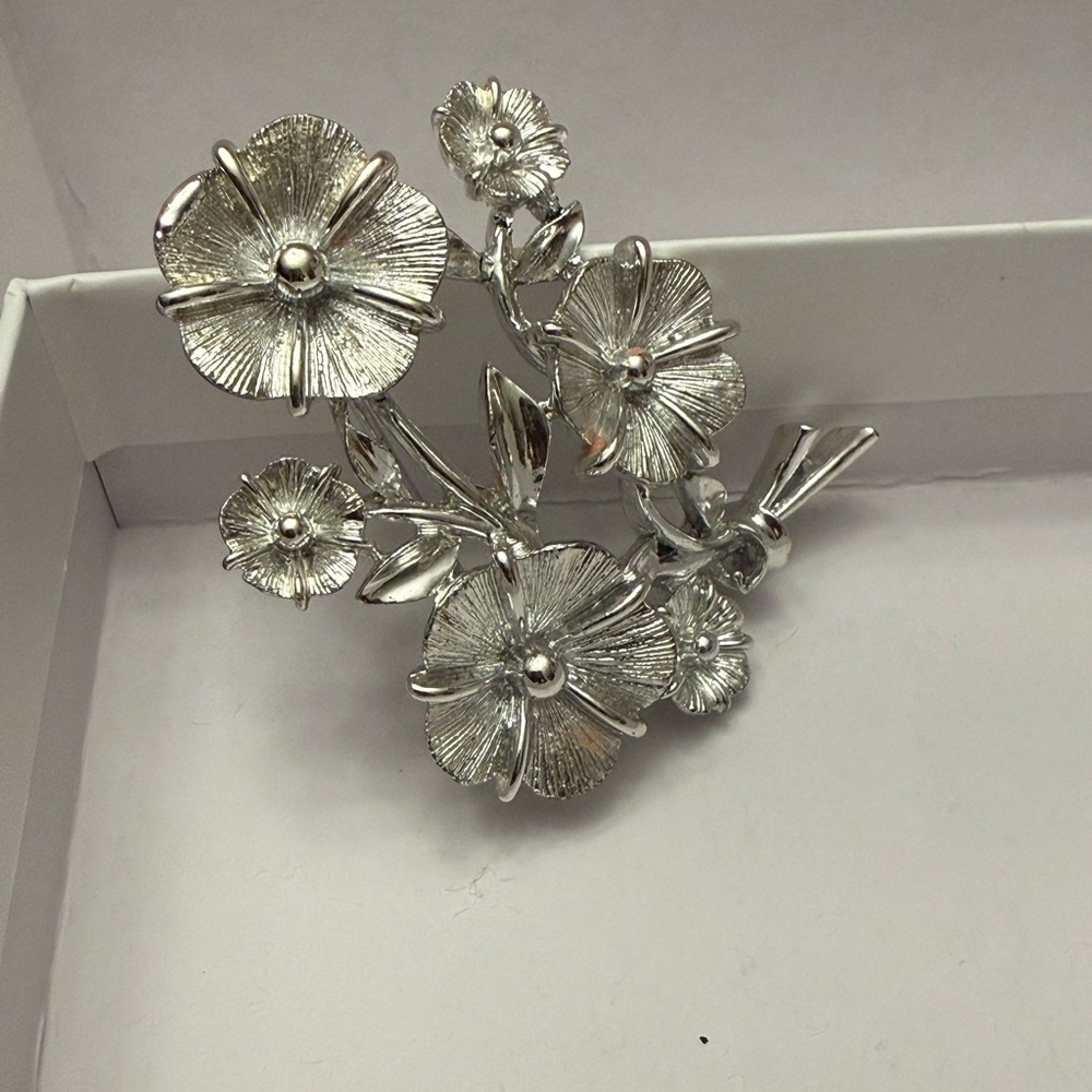 EUC Vintage Lisner silver-tone pansy flower Gorgeous brooch - Picture 4 of 6